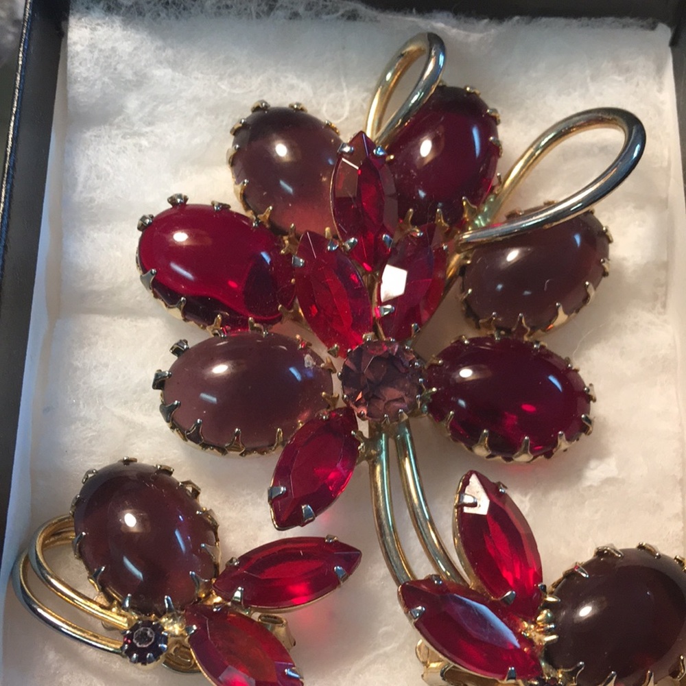 Vintage WEISS Fashion Jewelry Set. Large brooch & earrings. Red, Gold, Lavender